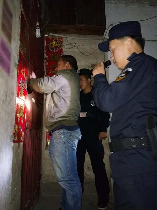 泉州粗心妈妈误将幼女锁家中 