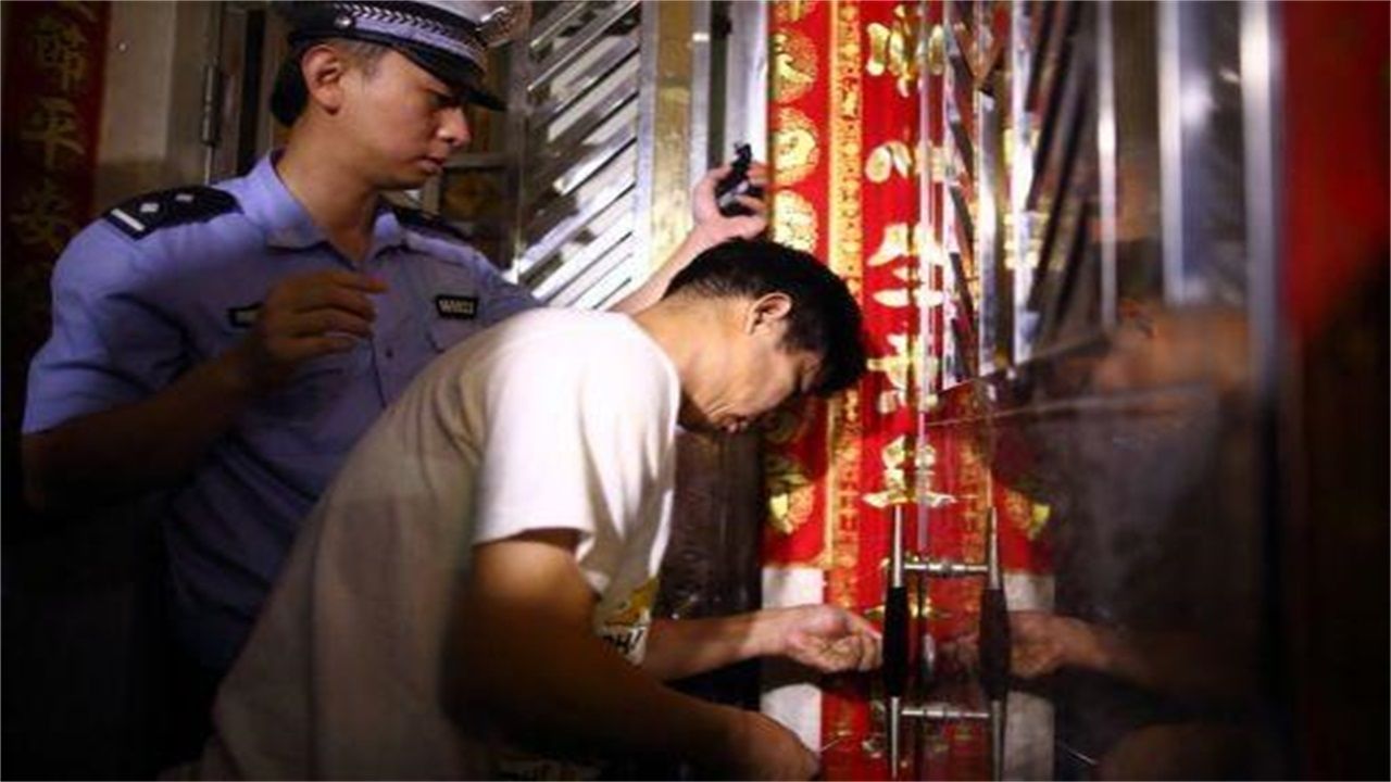 泉州请开锁师傅开了锁后，师傅